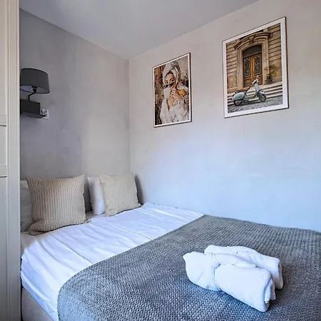 Nordic 2 Bedrooms And Ac, Center Daire Varşova